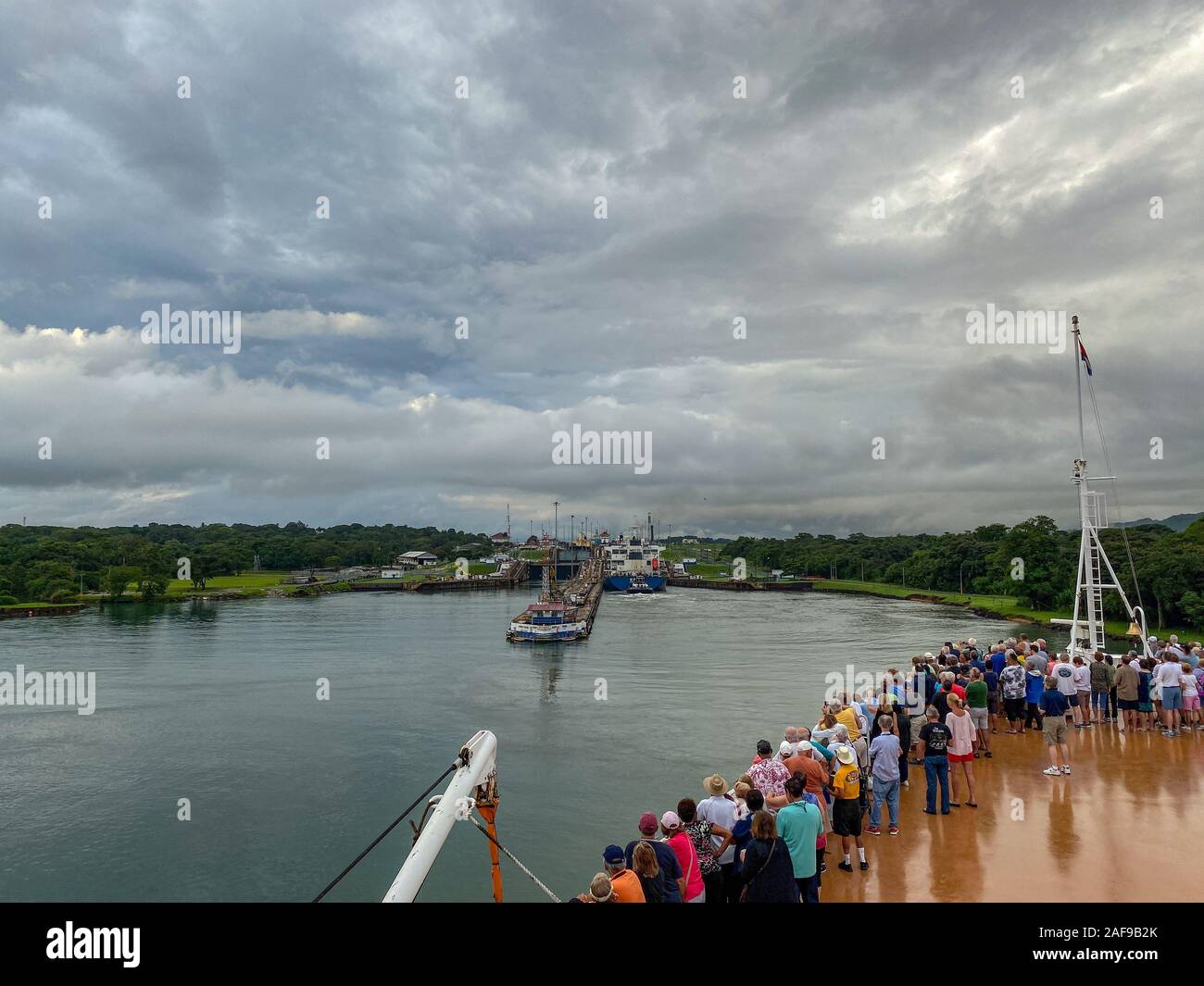 Panama - 11/6/19: ein Kreuzfahrtschiff mit den Passagieren auf dem Bug des Schiffes beobachten den Panama Kanal eingeben. Stockfoto