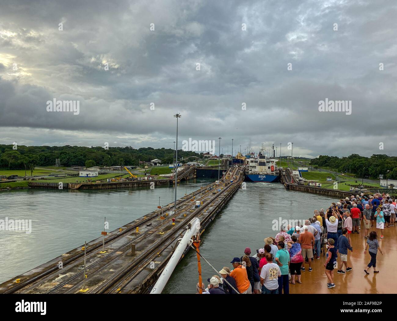 Panama - 11/6/19: ein Kreuzfahrtschiff mit den Passagieren auf dem Bug des Schiffes beobachten den Panama Kanal eingeben. Stockfoto