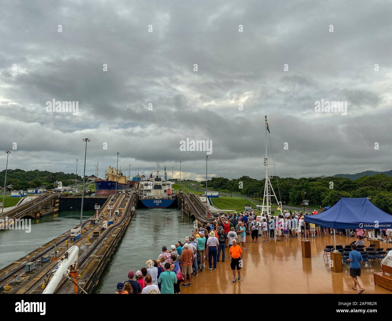 Panama - 11/6/19: ein Kreuzfahrtschiff mit den Passagieren auf dem Bug des Schiffes beobachten den Panama Kanal eingeben. Stockfoto