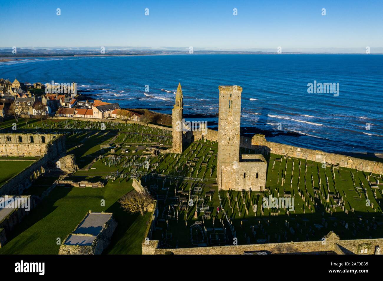Einzigartige Drohne Ansicht der Ruinen der St Andrews Cathedral, Schottland mit der dramatischen Küste im Hintergrund gesehen. Stockfoto
