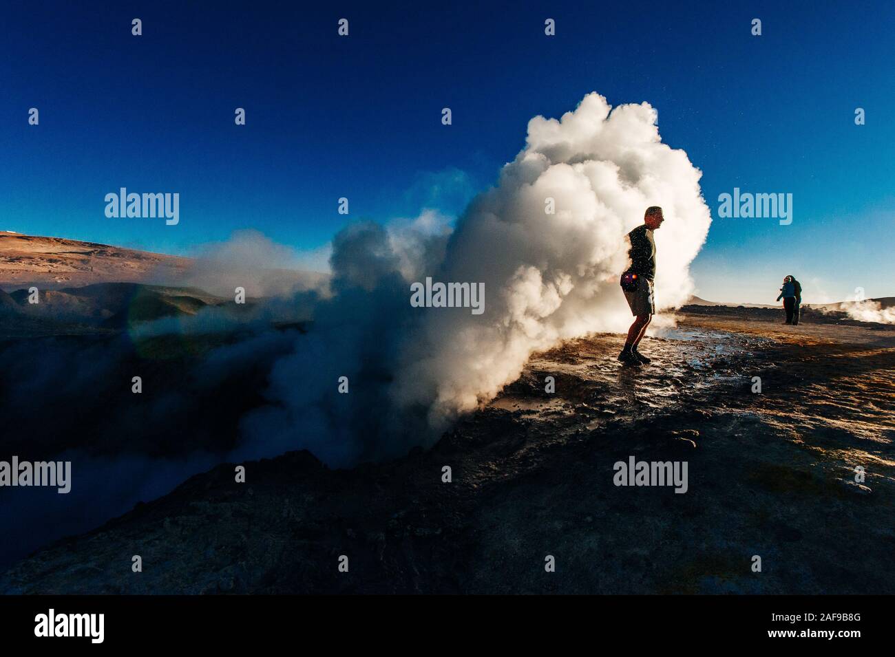 Ein Mann in der geysire im bolivianischen Hochland Sol de la Manana, Uyuni Desert - Dezember, 2018 Stockfoto