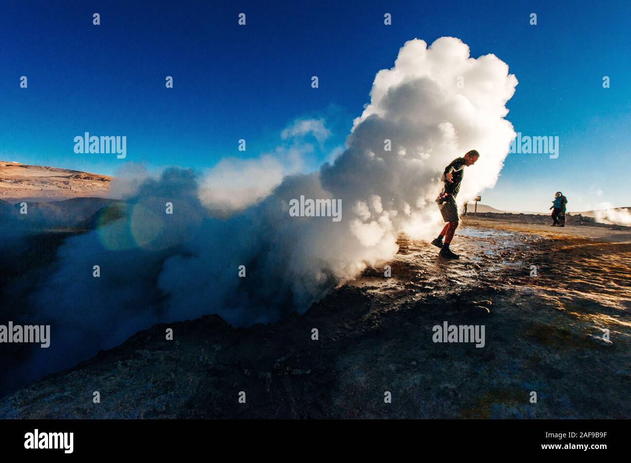 Ein Mann in der geysire im bolivianischen Hochland Sol de la Manana, Uyuni Desert - Dezember, 2018 Stockfoto