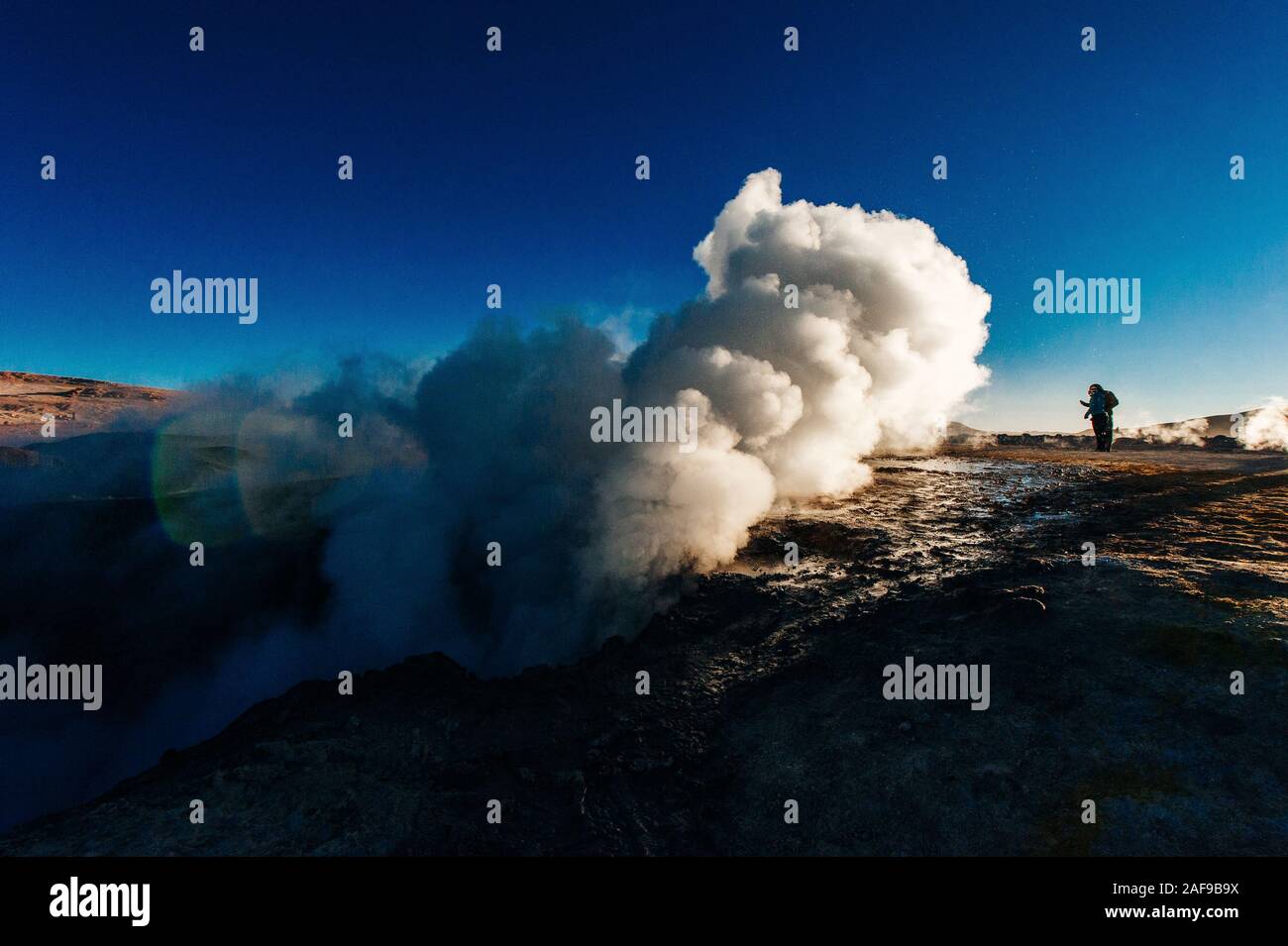 Ein Mann in der geysire im bolivianischen Hochland Sol de la Manana, Uyuni Desert - Dezember, 2018 Stockfoto