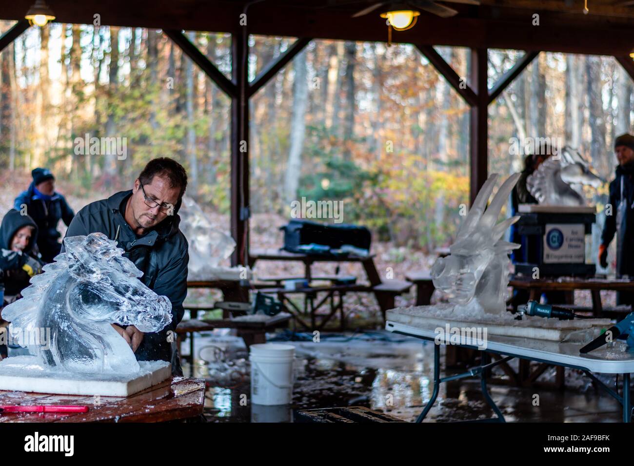 Ice carving Studenten lernen, wie Eisskulpturen im Herbst Festival in Lansing West Virginia zu machen Stockfoto