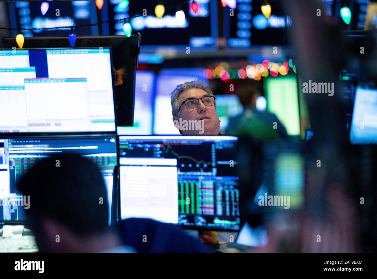 New York, USA. 13 Dez, 2019. Händler an der New York Stock Exchange in New York, USA, am Dez. 13, 2019. Us-Aktien endete am Freitag als Investoren verdaut Updates über U.S.-China trade und eine Reihe von wirtschaftlichen Daten. Der Dow Jones Industrial Average rose 3,33 Punkte oder 0,01 Prozent auf 28,135.38. Der S&P 500 um 0,23 Punkte oder 0,01 Prozent auf 3,168.80. Der Nasdaq Composite Index um 17,56 Punkte oder 0,20 Prozent auf 8,734.88. Credit: Wang Ying/Xinhua/Alamy leben Nachrichten Stockfoto