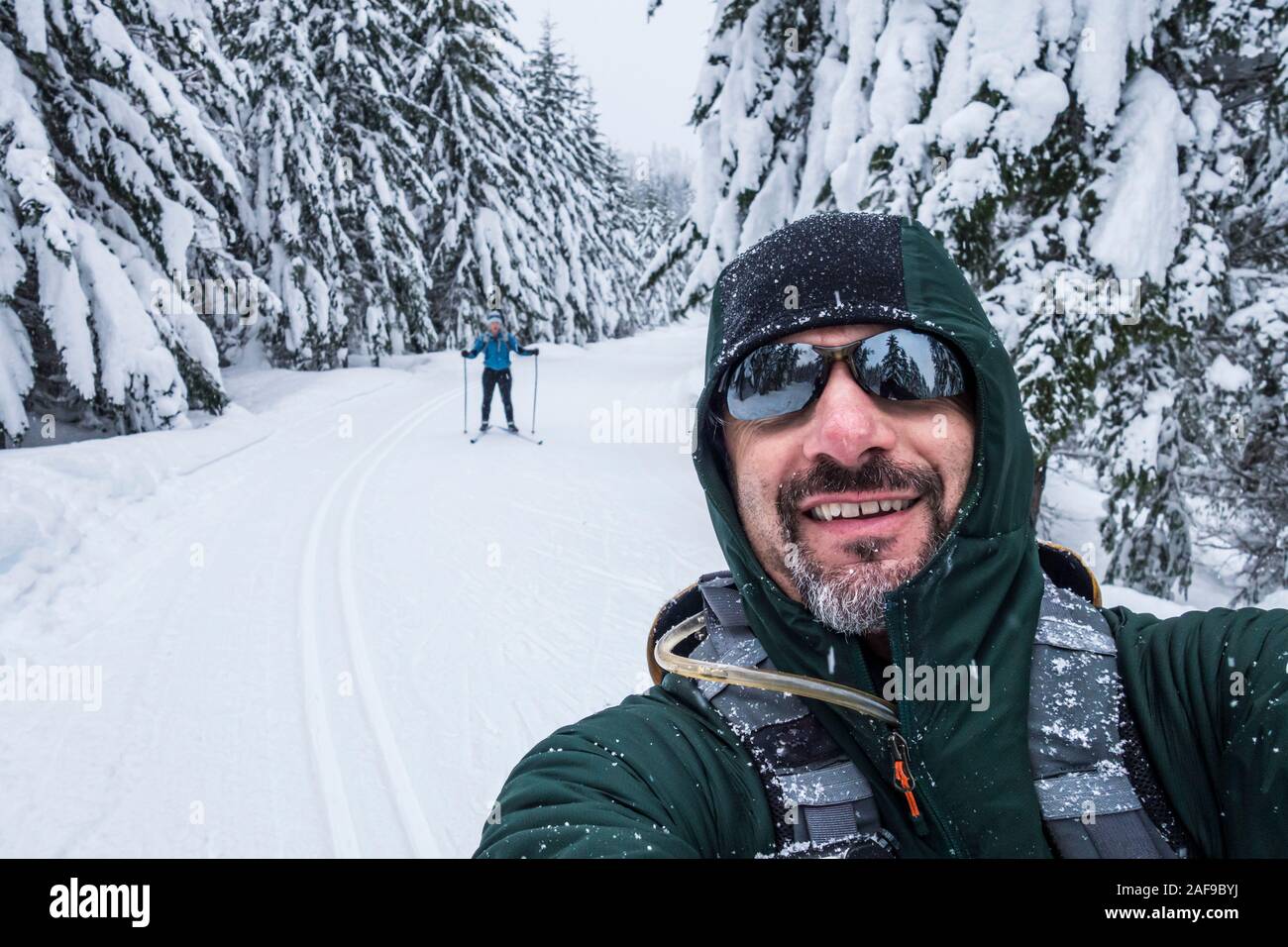 Selfie portrait beim Langlauf, Skifahren in Cabin Creek im Staat Washington Cascade Mountains entlang Interstate Highway 90, USA. Stockfoto