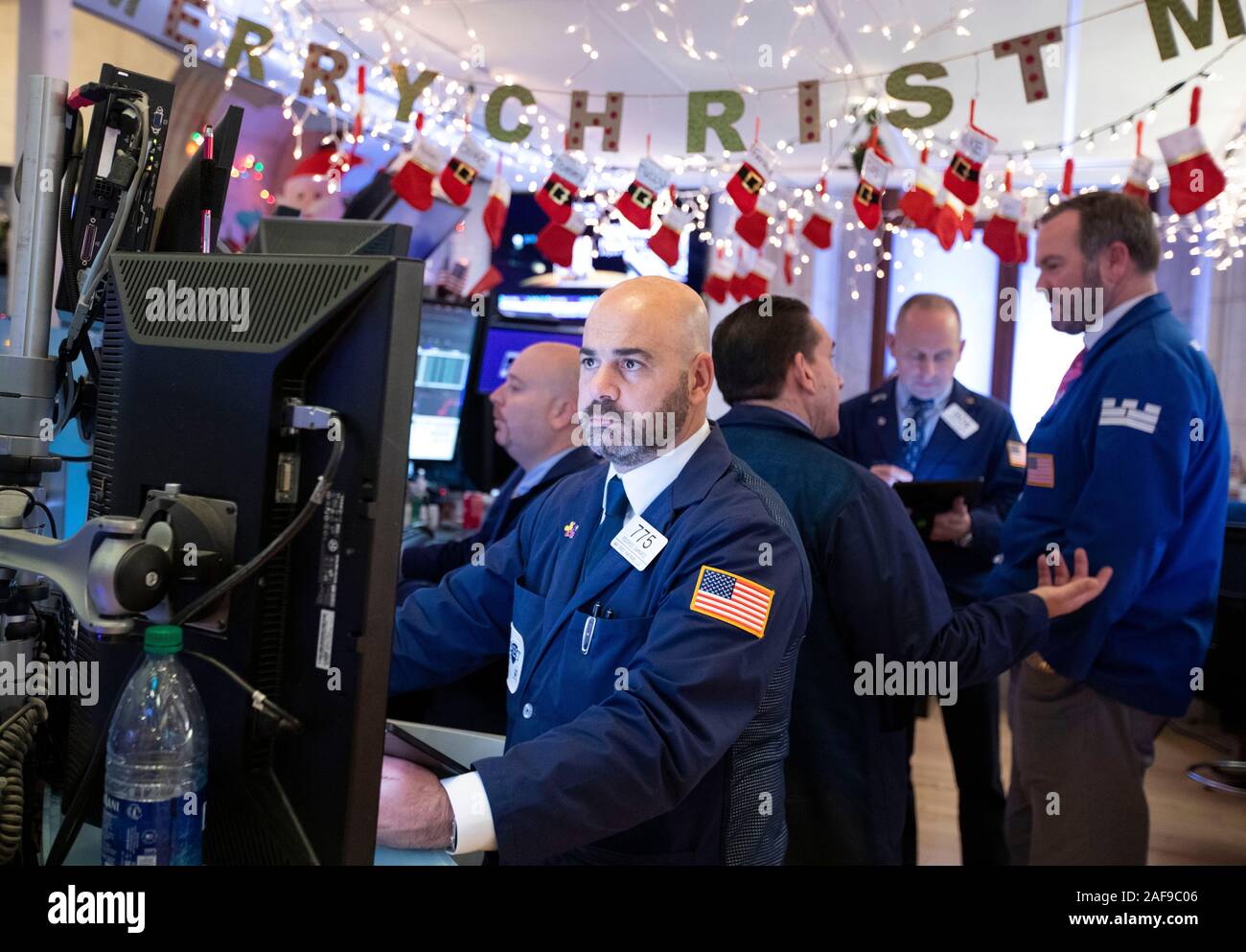 New York, USA. 13 Dez, 2019. Händler an der New York Stock Exchange in New York, USA, am Dez. 13, 2019. Us-Aktien endete am Freitag als Investoren verdaut Updates über U.S.-China trade und eine Reihe von wirtschaftlichen Daten. Der Dow Jones Industrial Average rose 3,33 Punkte oder 0,01 Prozent auf 28,135.38. Der S&P 500 um 0,23 Punkte oder 0,01 Prozent auf 3,168.80. Der Nasdaq Composite Index um 17,56 Punkte oder 0,20 Prozent auf 8,734.88. Credit: Wang Ying/Xinhua/Alamy leben Nachrichten Stockfoto