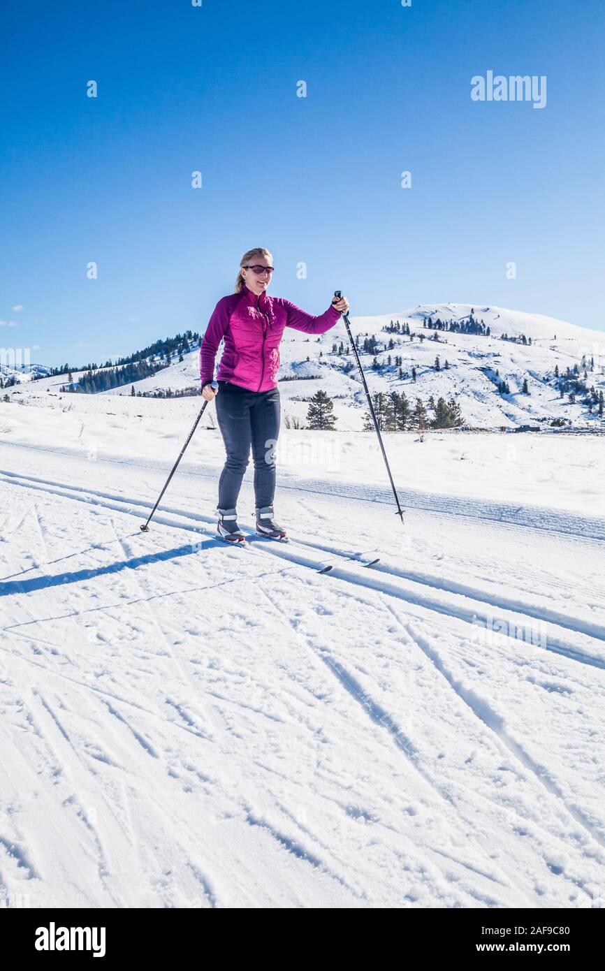 Eine Frau Langlaufen auf den Loipen in der Nähe von Sun Mountain Lodge in der Methow Valley, Washington State, USA. Stockfoto