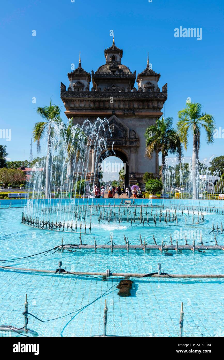 Brunnen in der Nähe der Patuxay Monument, Vientiane, Laos. Stockfoto