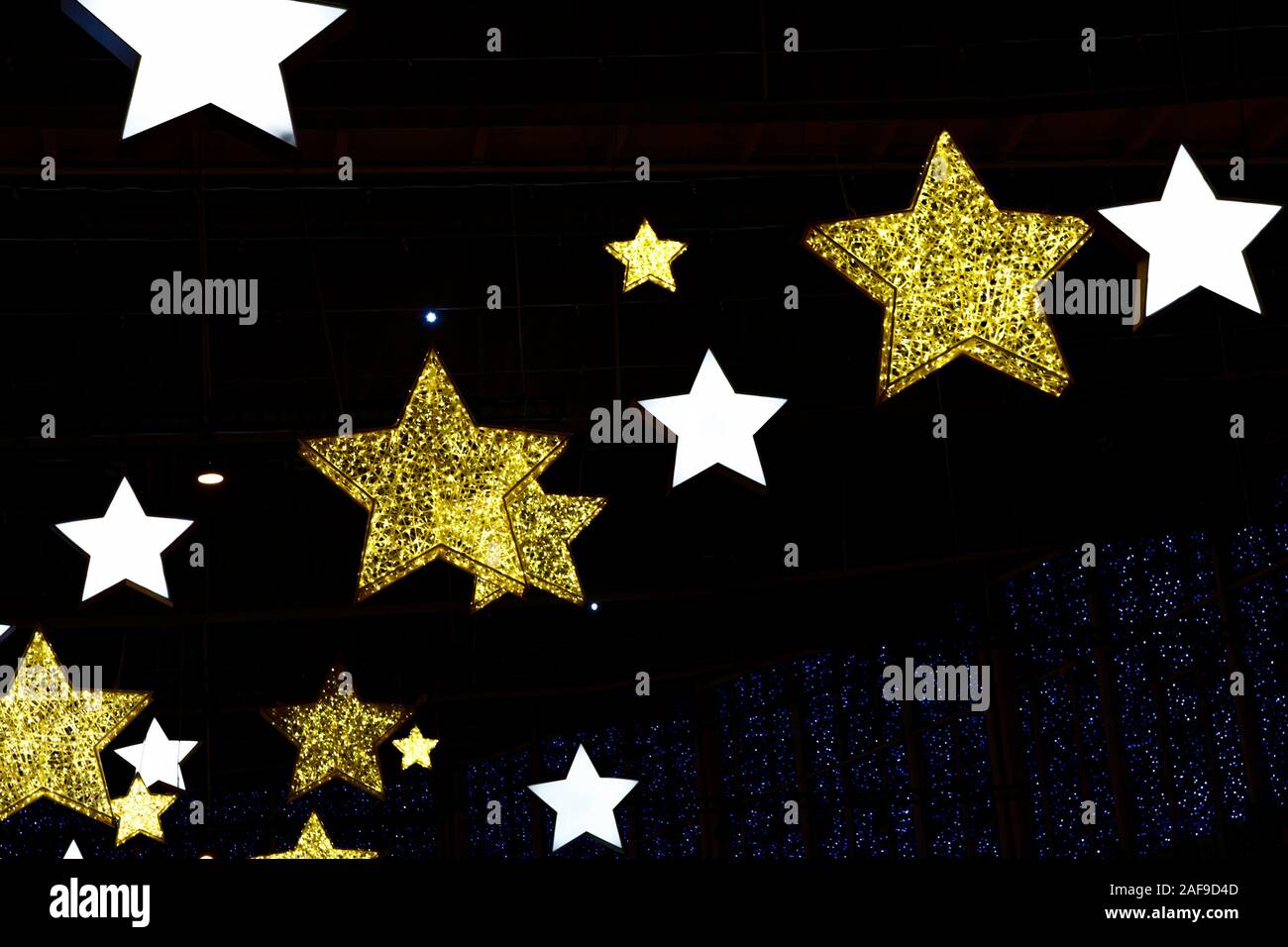Festliche Weihnachtsdekoration ist eine leuchtende gelbe und weiße Licht der Sterne Stockfoto