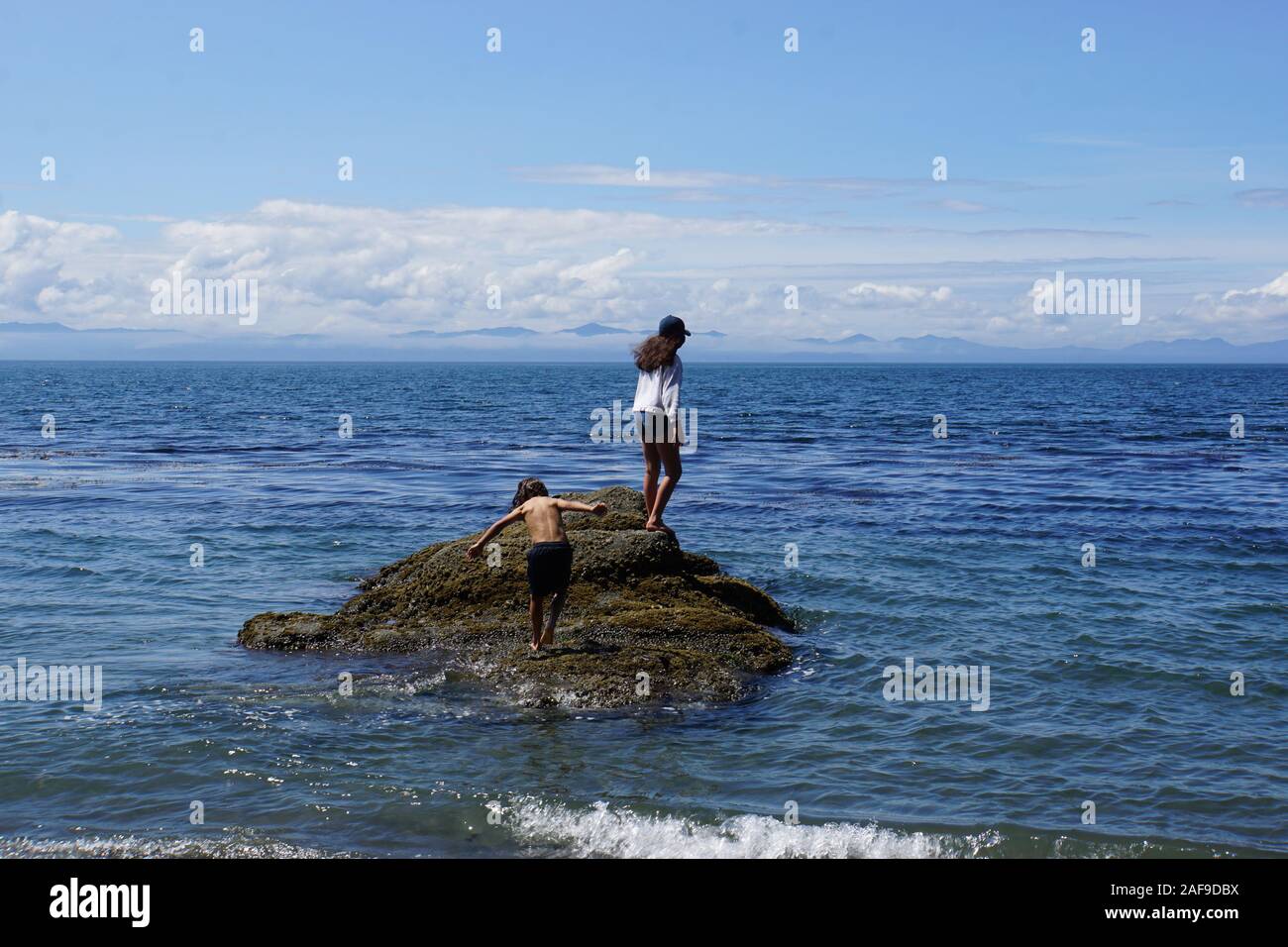 Kinder spielen am Strand Sandcut auf Vancouver Island Bruder und Schwester Stockfoto