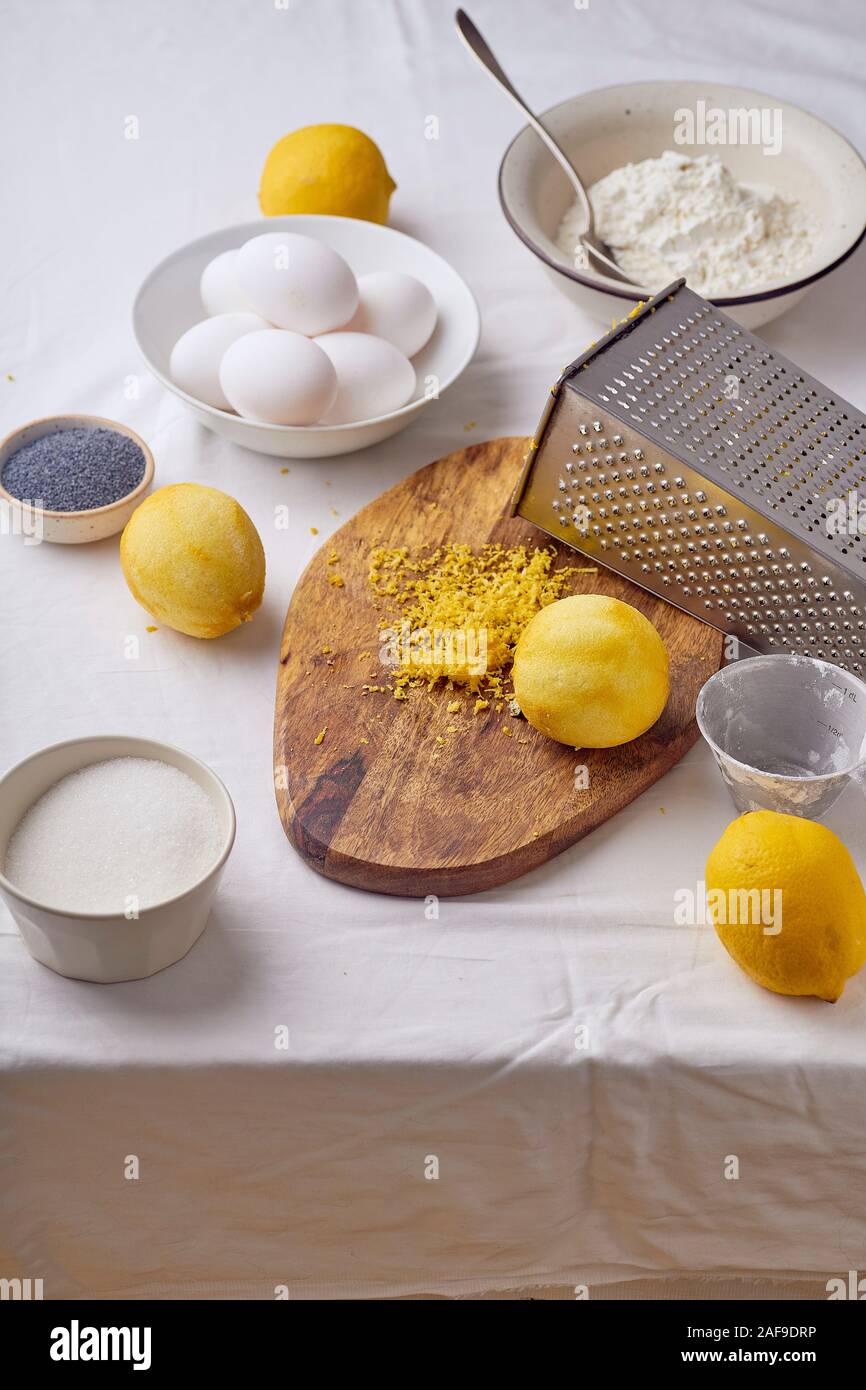 Zutaten zum Kochen Zitrone Kuchen mit Mohn Stockfoto
