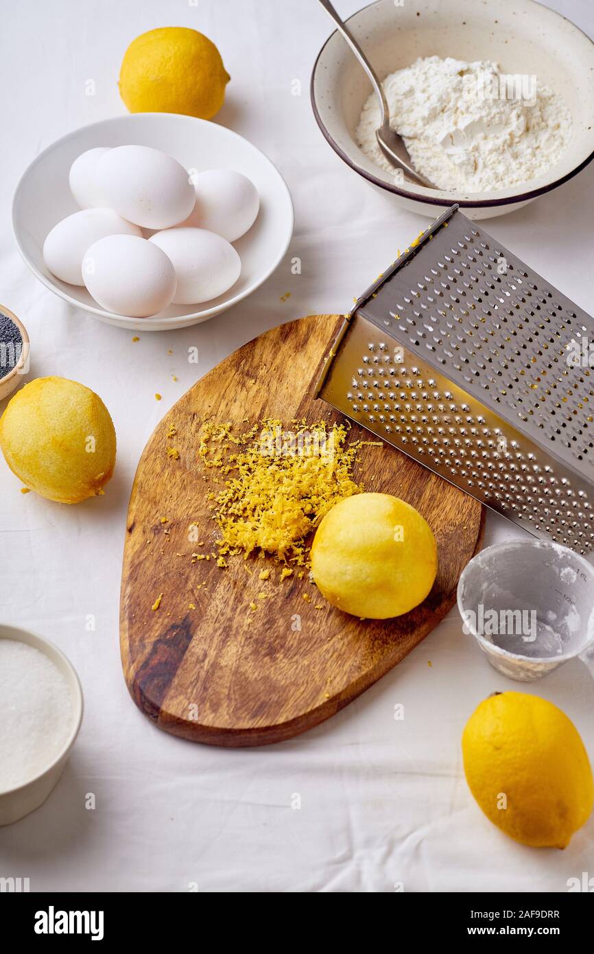 Zutaten zum Kochen Zitrone Kuchen mit Mohn Stockfoto