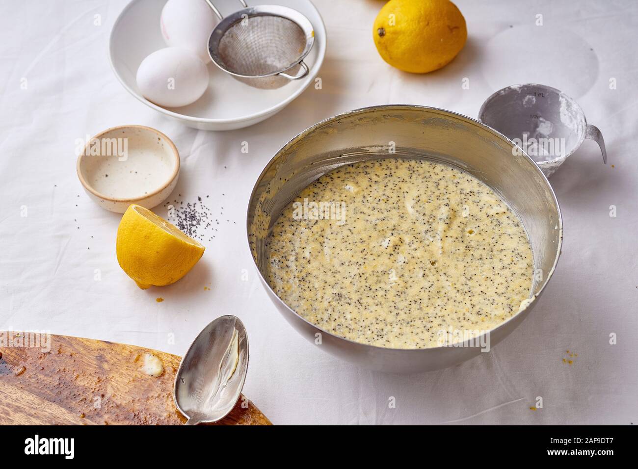 Zitronen Kuchen mit Mohn flüssigen Teig Stockfoto
