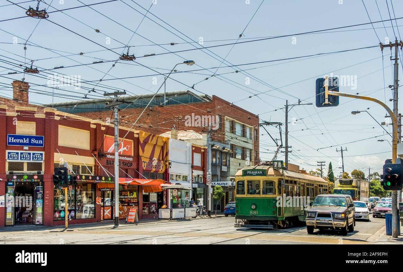 Melbourne, Australien - 17. November 2009: Intersectionof Carlisle und Kapelle Straßen in St. Kilda mit Straßenbahn, Autos, Ampeln, viele Kabel in Stockfoto