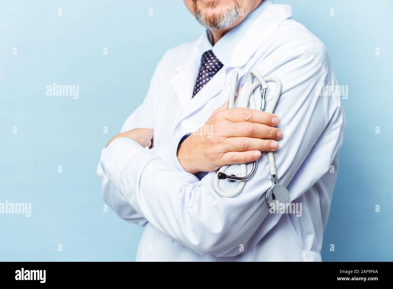 Arzt mit einem Stethoskop in der Hand, Medical Care Konzept Stockfoto