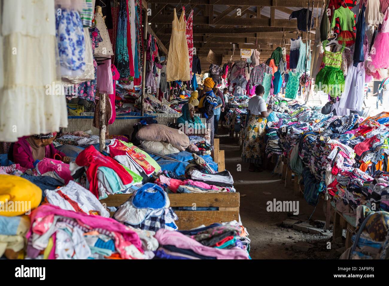 Arusha, Tansania. Kleidung Markt verwendet. Stockfoto
