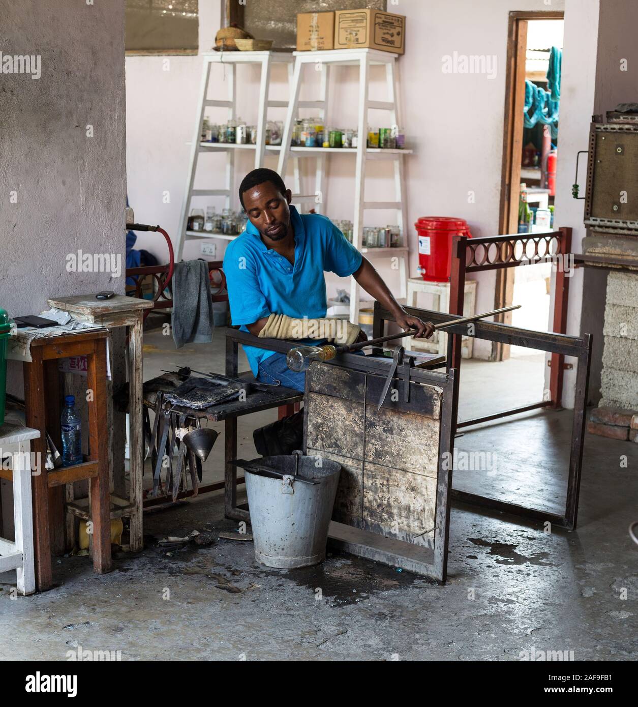 Arusha, Tansania. Handwerkliche Arbeiten mit geschmolzenem Glas Shanga, einem Zentrum für Kunsthandwerk Beschäftigung von Behinderten. Stockfoto