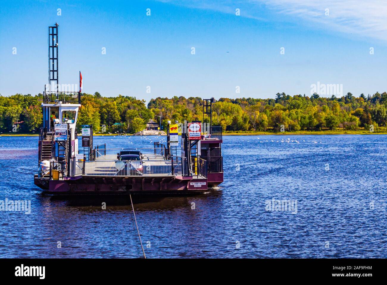 Die Quyon Ferry, eine Seilfähre, dass Transporte Fahrzeuge zwischen Ontario und Quebec auf dem Ottawa River, Ansätze Pontiac aus Ottawa mit einer Last von Stockfoto