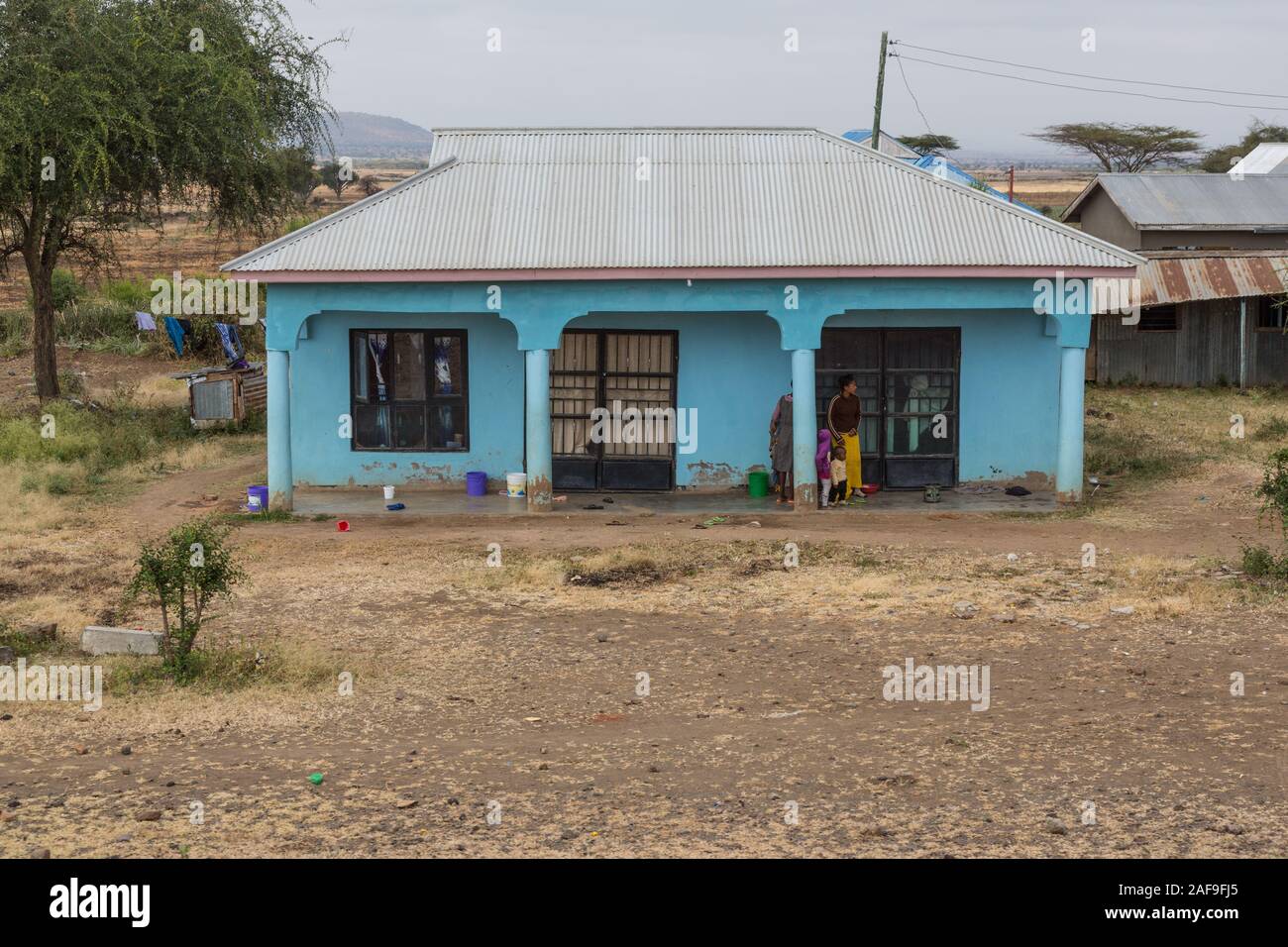 Region Arusha im Norden Tansanias. Typische Mittelklasse Haus im Dorf. Stockfoto