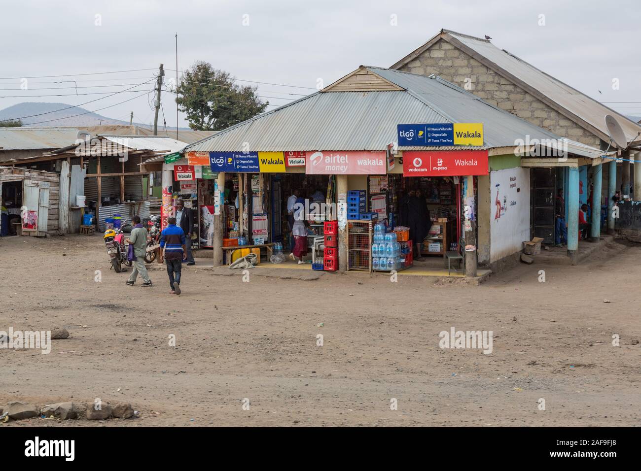 Region Arusha im Norden Tansanias. Dorf Bedarfsartikelgeschäft Verkauf von Mineralwasser und Erfrischungsgetränken. Stockfoto