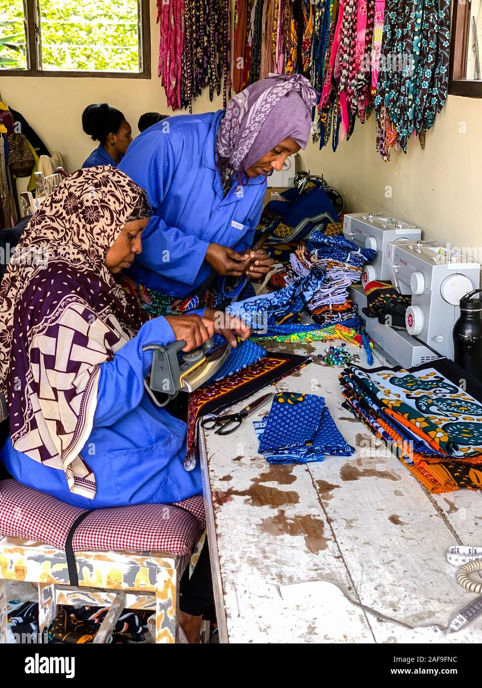 Tansania. Näherin arbeiten mit Stoff und Perlen in Shanga, einem Zentrum für Kunsthandwerk Beschäftigung von Behinderten. Stockfoto