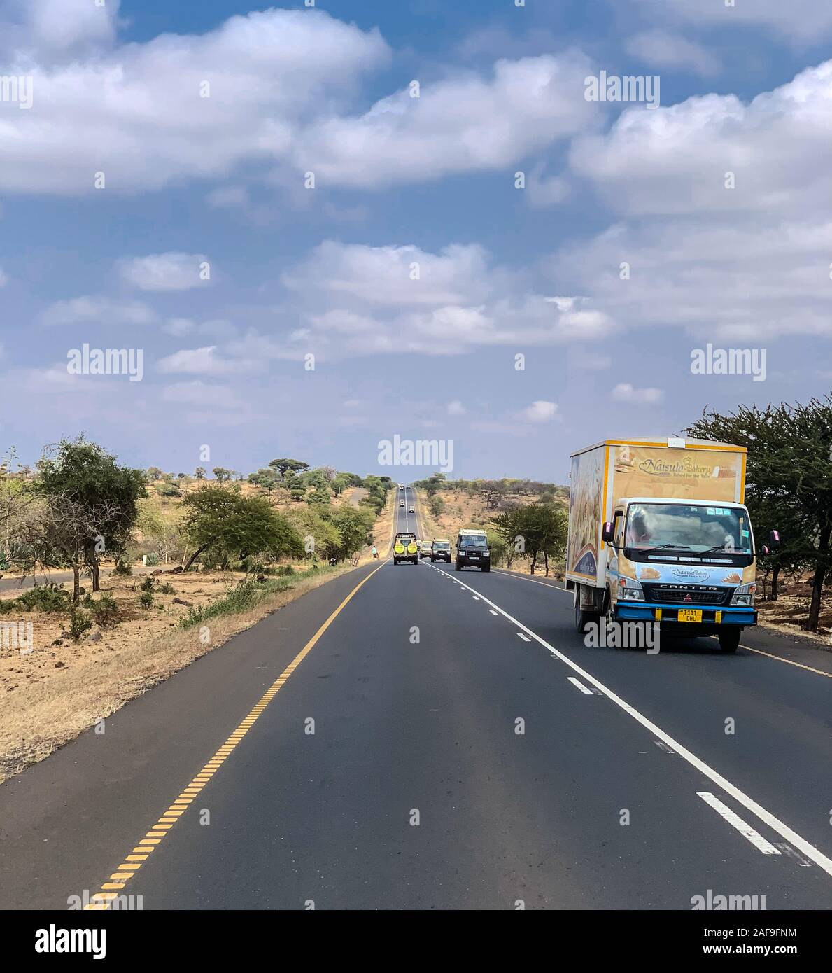 Tansania. Arusha. Moderne Autobahn und Verkehr außerhalb von Arusha. Stockfoto