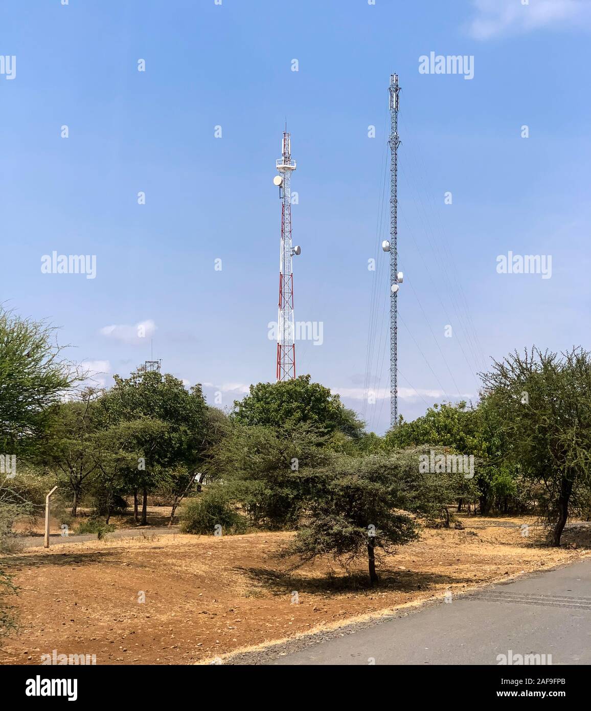 Tansania. Die moderne Telekommunikation Türme außerhalb von Arusha. Stockfoto