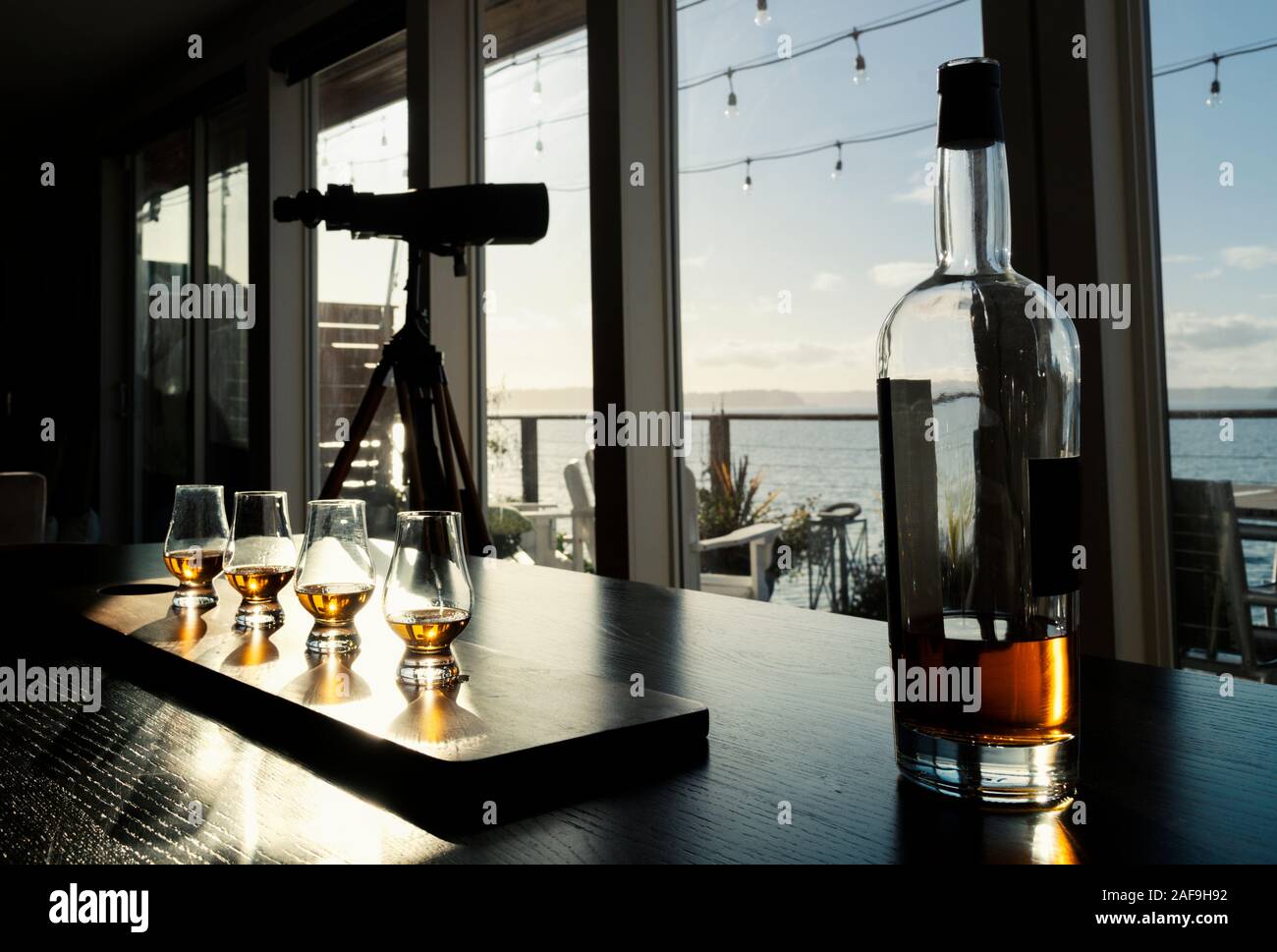 Altmodische whiskey Gläser mit Stativ, Fernglas wies darauf hin zum Meer. Stockfoto