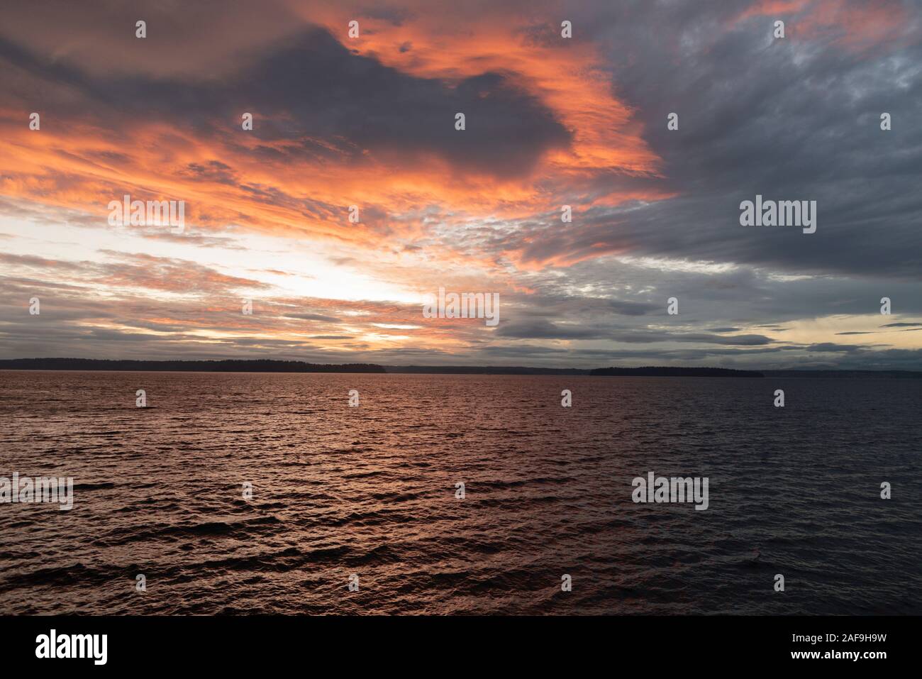 Wirbelnde Sonnenuntergang Wolke über dem Puget Sound in der Nähe von Seattle, Washington. Stockfoto