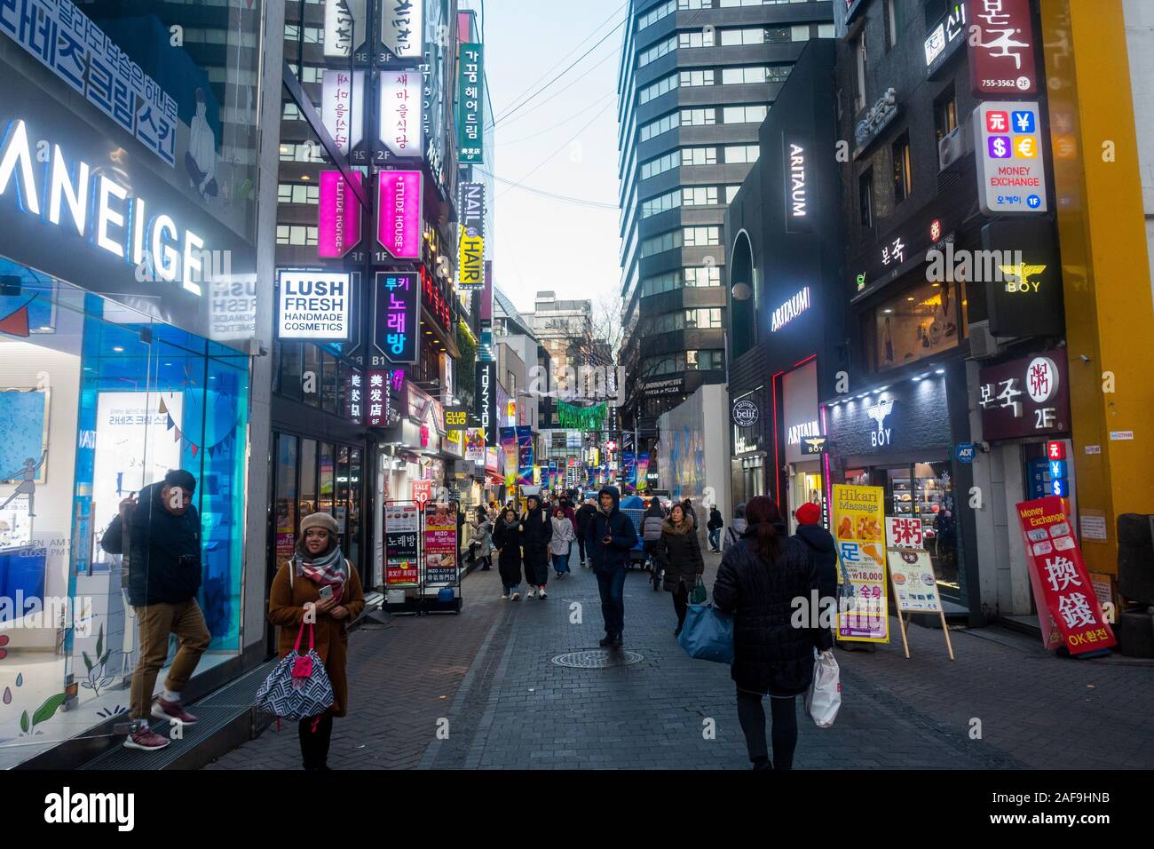Seoul, Südkorea - 6. Dezember 2019: Myeongdong-Viertel am Abend, beliebter Ort für Kosmetik- und Schönheitsläden Stockfoto