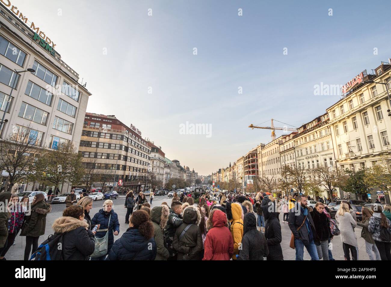 Prag, Tschechien - 31. OKTOBER 2019: Masse von Touristen vorbei und hetzen auf Vaclaske Namesti, oder dem Wenzelsplatz, überbevölkert, und eine große Tour Stockfoto