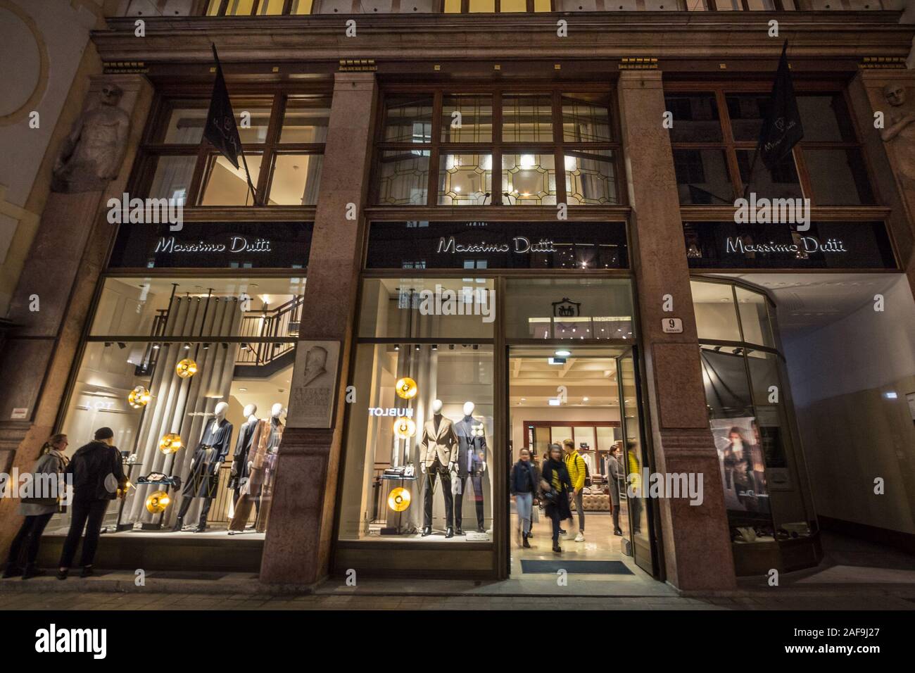 Wien, ÖSTERREICH - NOVEMBER 6, 2019: Massimo Dutti Logo vor Ihrer  wichtigsten Boutique für Wien. Massimo Dutti ist ein Luxus Fashion  Designer, Hersteller Stockfotografie - Alamy