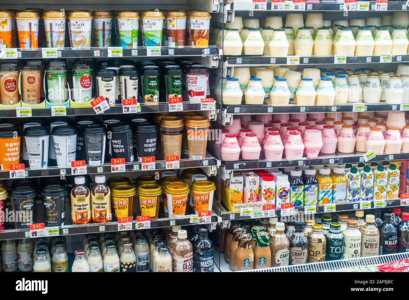 Seoul, Südkorea, 2019: Fertiggerichte auf Anzeige auf Regal im Supermarkt zu essen. Stockfoto