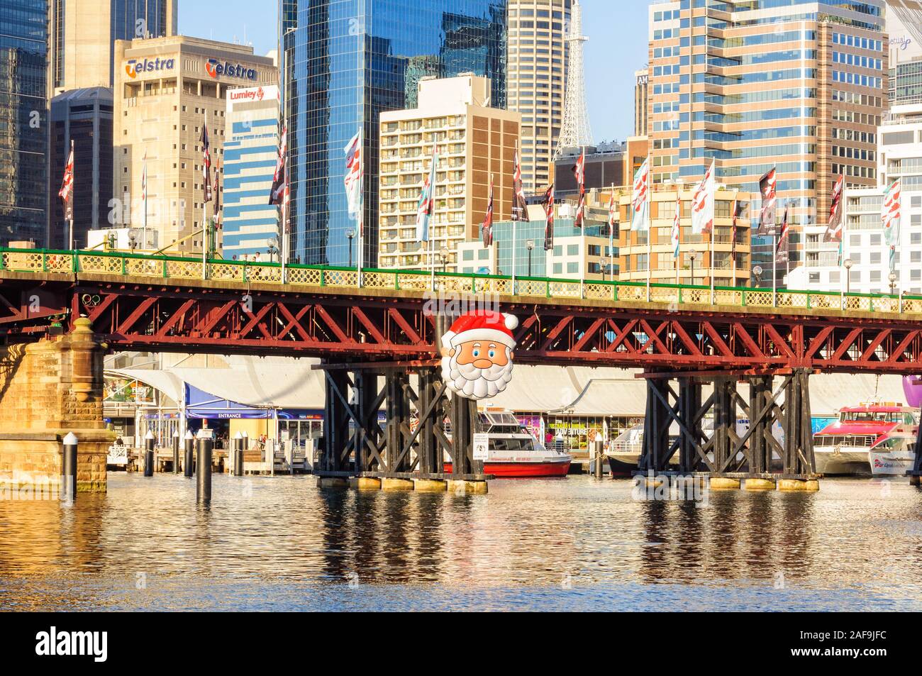 Santa Claus auf der Pyrmont Bridge - Sydney, NSW, Australien Stockfoto