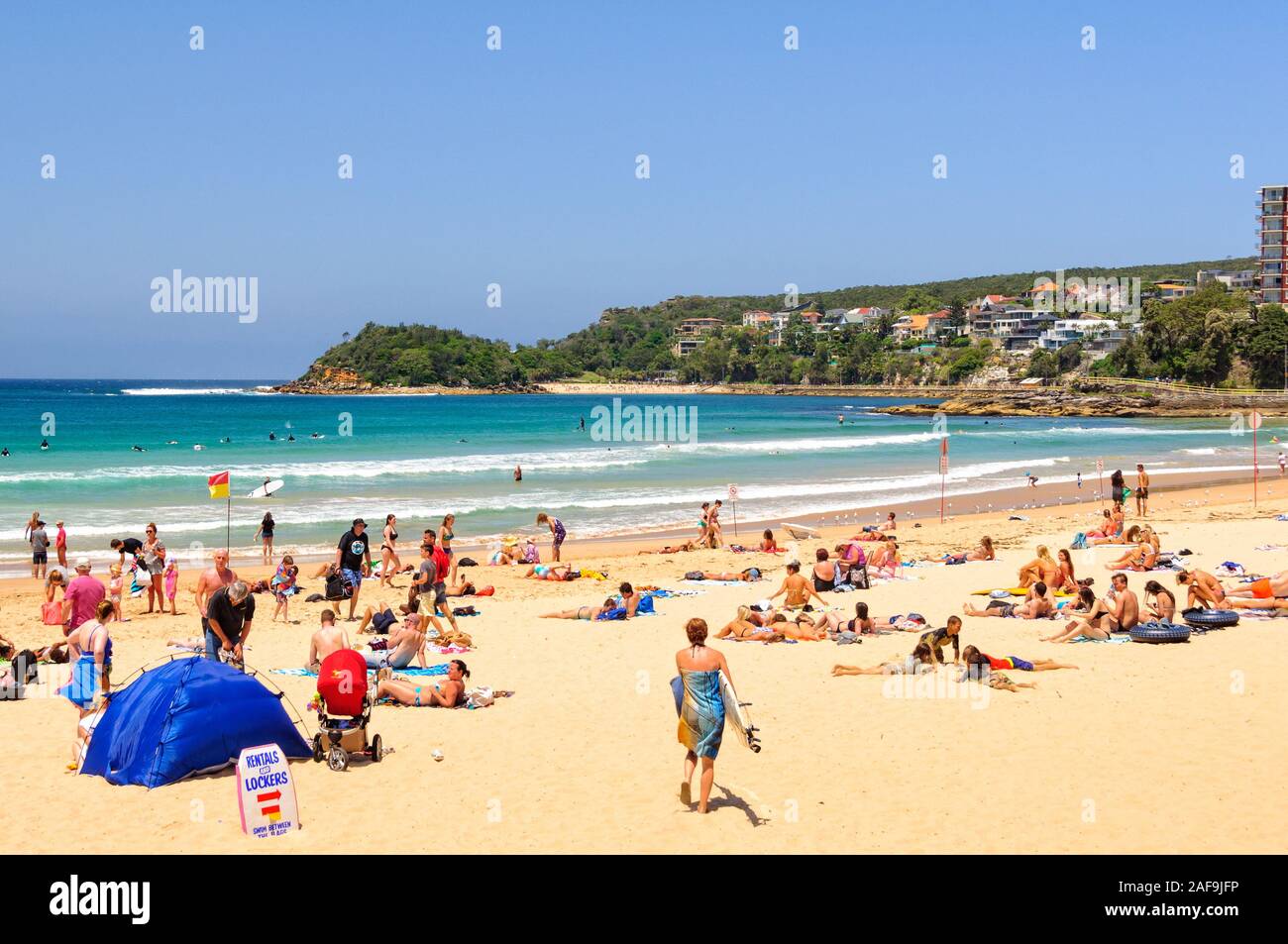 Manly Beach, nur eine Fahrt mit der Fähre vom CBD, ist einer der beliebtesten Strände unter den Einheimischen und Touristen gleichermaßen - Sydney, NSW, Australien Stockfoto