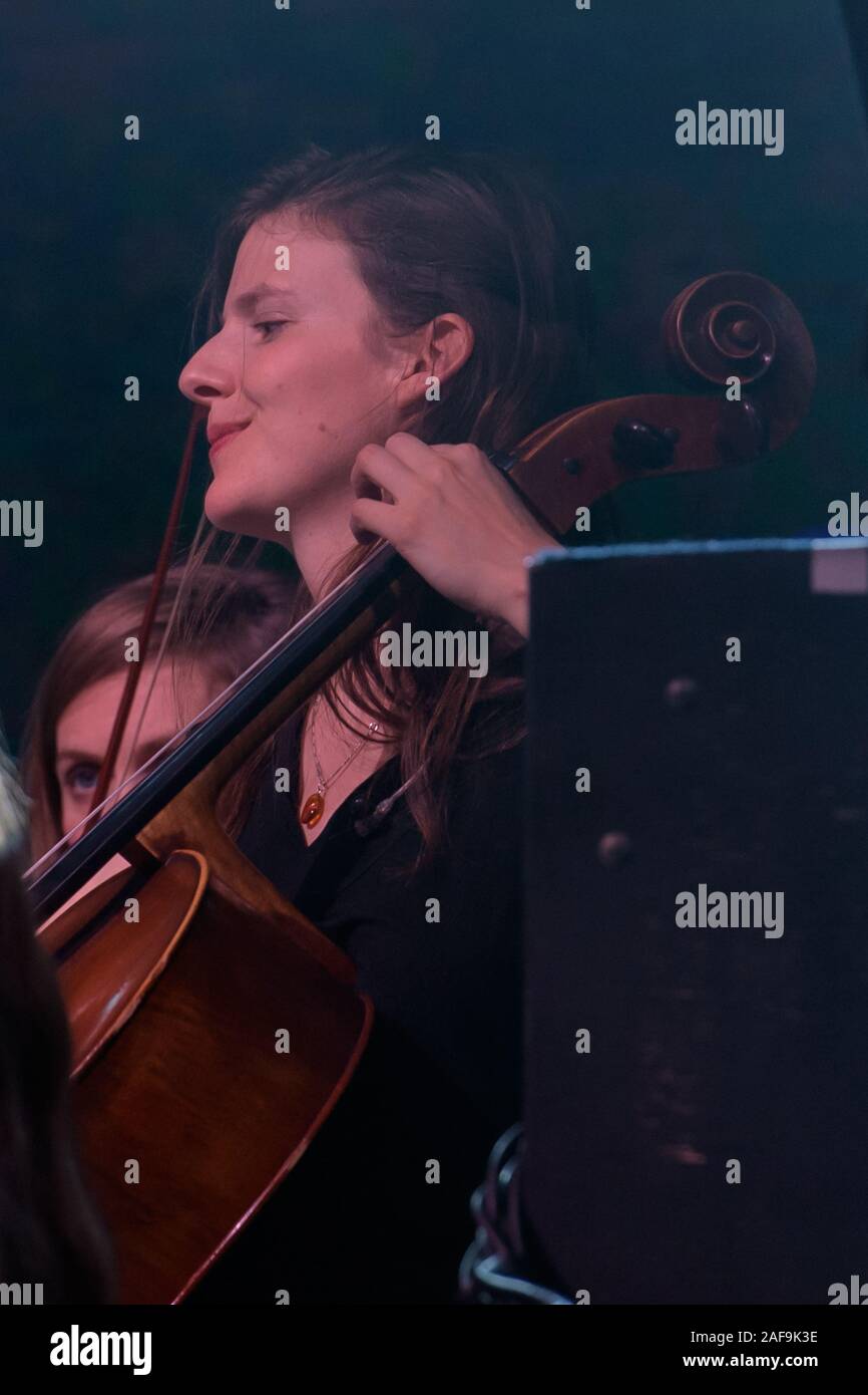 Rom, Italien. 12 Dez, 2019. Für die Marillion Konzert in Rom verkauft. Durch das Streichquartett "Lob der Torheit" von Sam Morris in das Horn und Emma Halnan auf der Flöte begleitet. (Foto von Domenico Cippitelli/Pacific Press) Quelle: Pacific Press Agency/Alamy leben Nachrichten Stockfoto