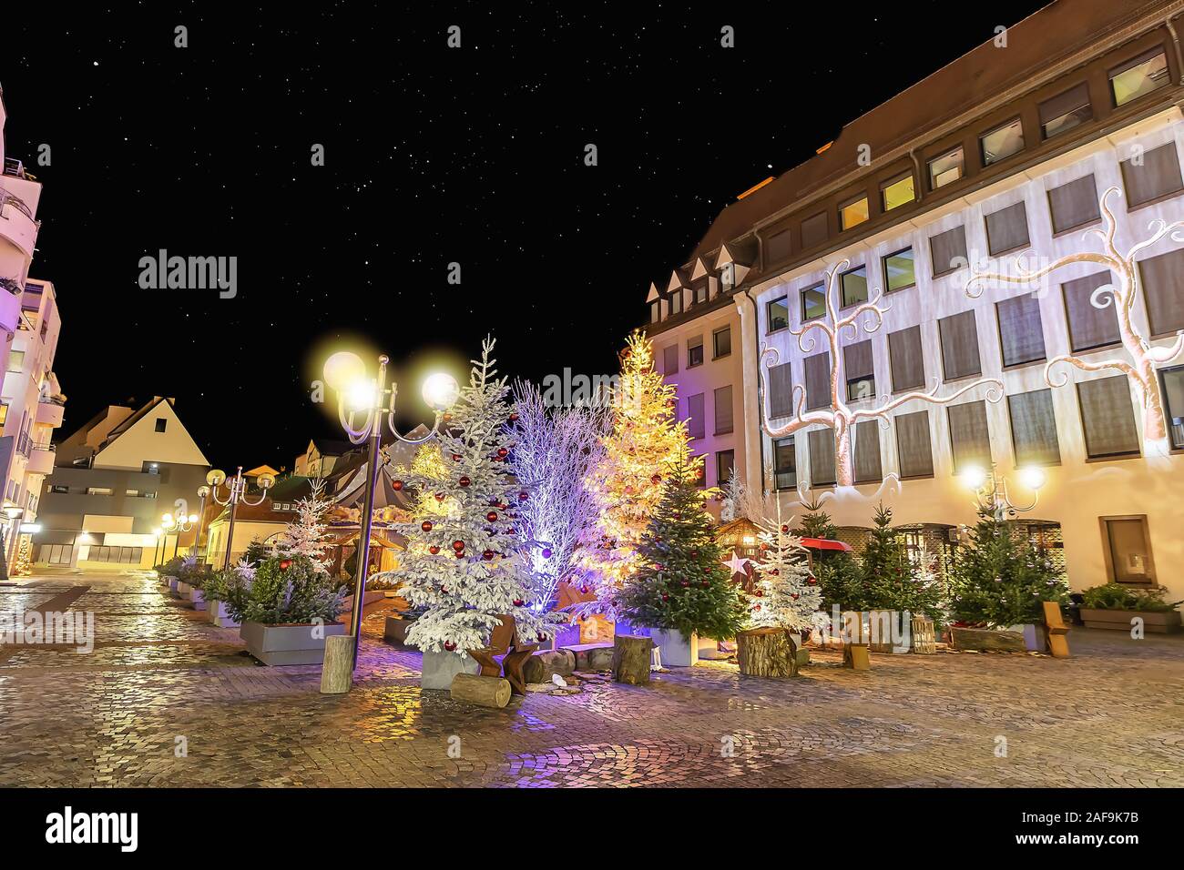 Weihnachtsbäume in Colmar, dekoriert und in der Weihnachtszeit, Elsass, Frankreich beleuchtet Stockfoto
