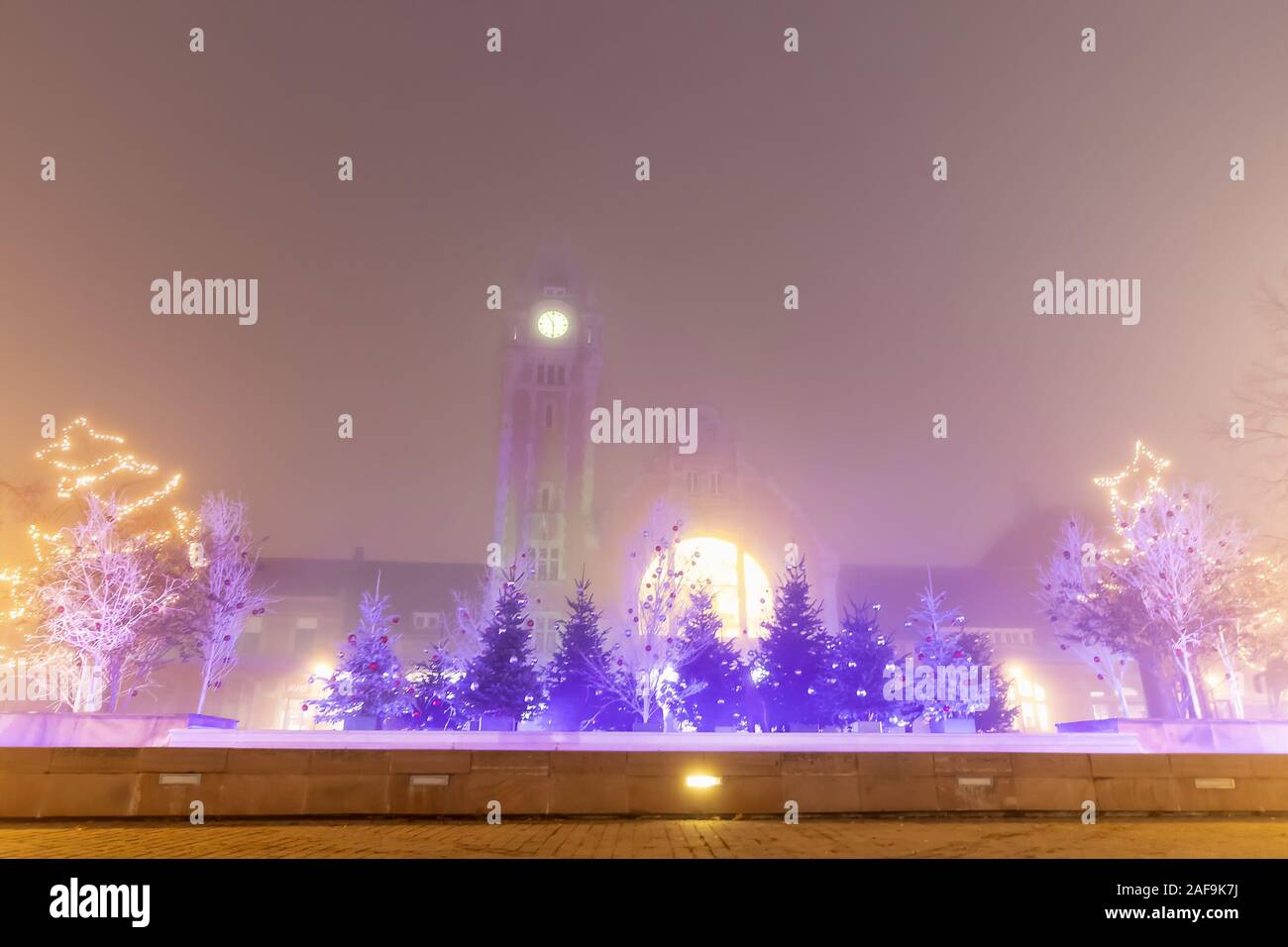 Bahnhof in Colmar, Elsass, Frankreich in einer nebligen Nacht entfernt Stockfoto