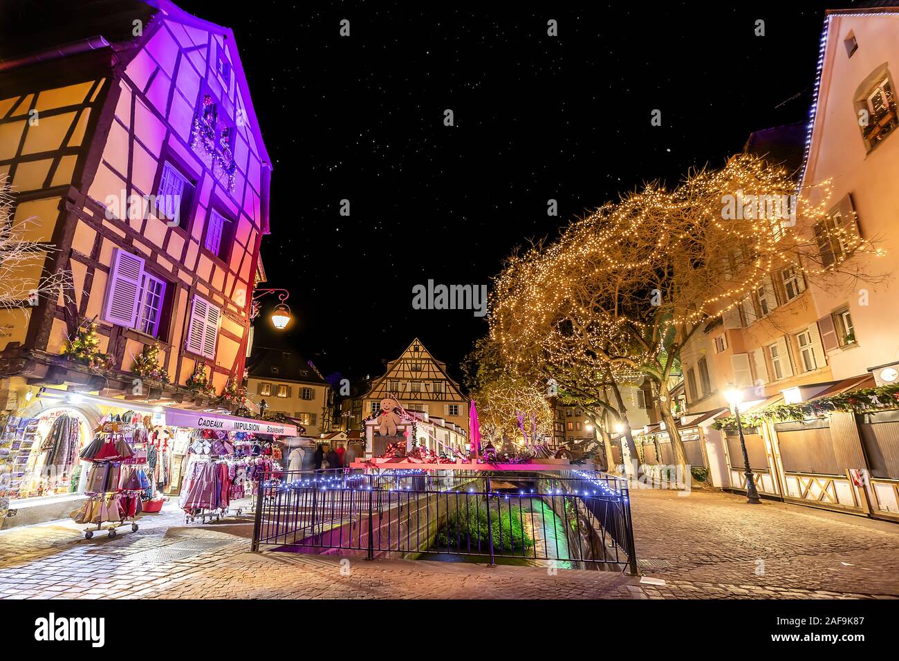 Colmar, Frankreich - Dezember 1,2019: Weihnachtsmarkt zwischen traditionellen Fachwerkhäuser in der Stadt von Colmar, Elsass, Frankreich Stockfoto