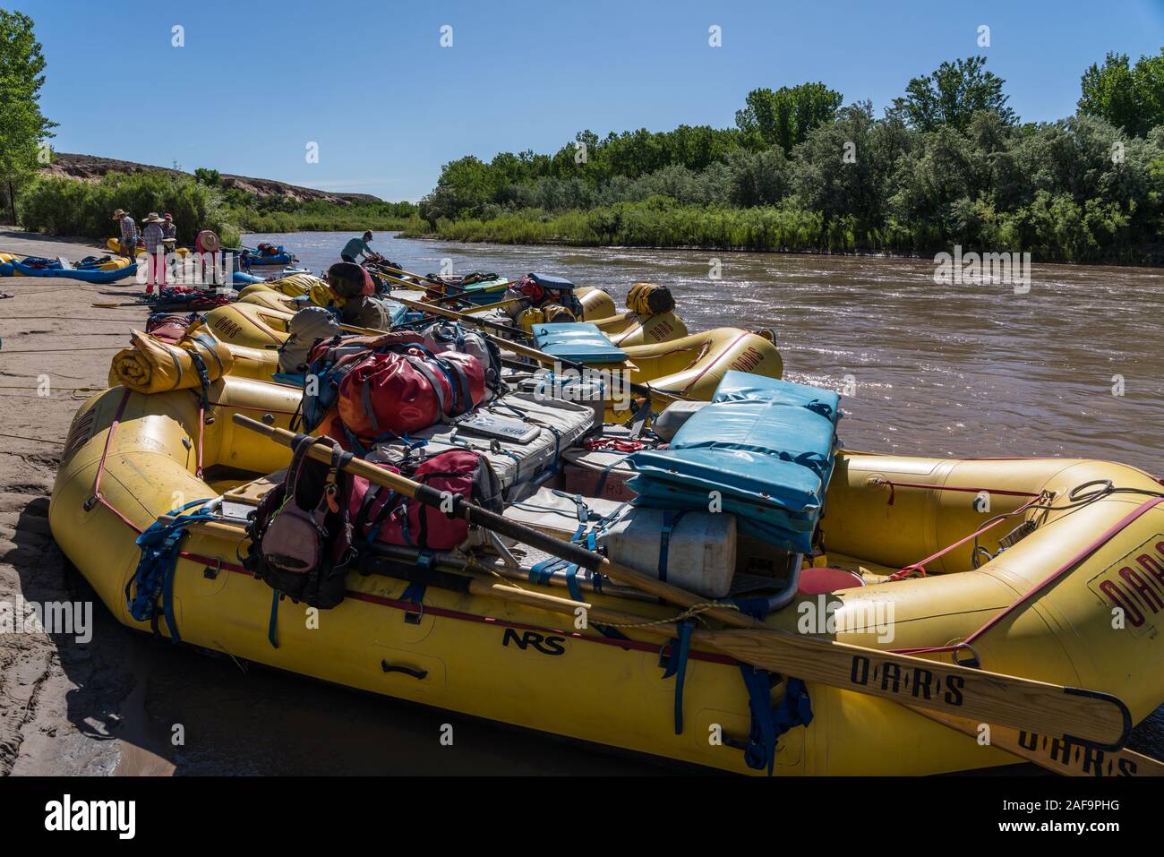 River Rafters Vorbereitung ihrer aufblasbaren Flößen den San Juan River im Südosten von Utah, USA zu schweben. Stockfoto