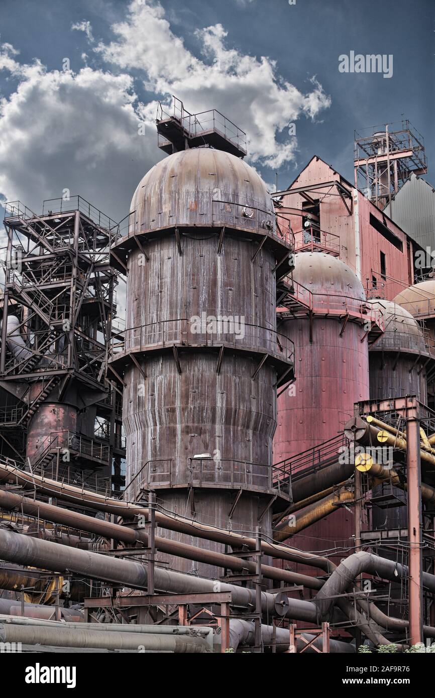 Alte Fabrik gegen den Sturm Himmel Stockfoto