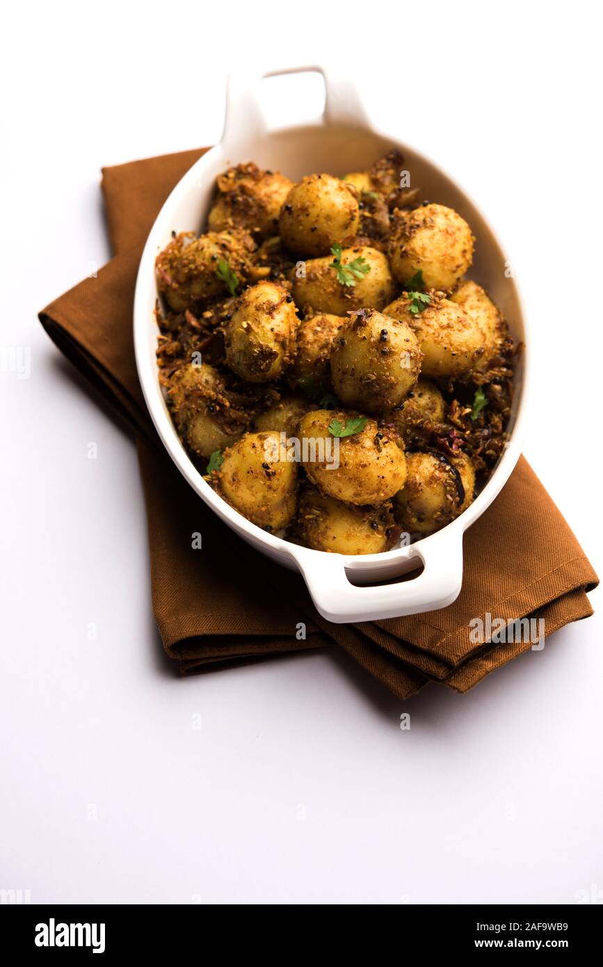 Jeera Aloo - Kartoffeln mit Kreuzkümmel Samen und Gewürze. Beliebte indische Hauptgericht Rezept. Serviert in einer Schüssel. Selektive Fokus Stockfoto