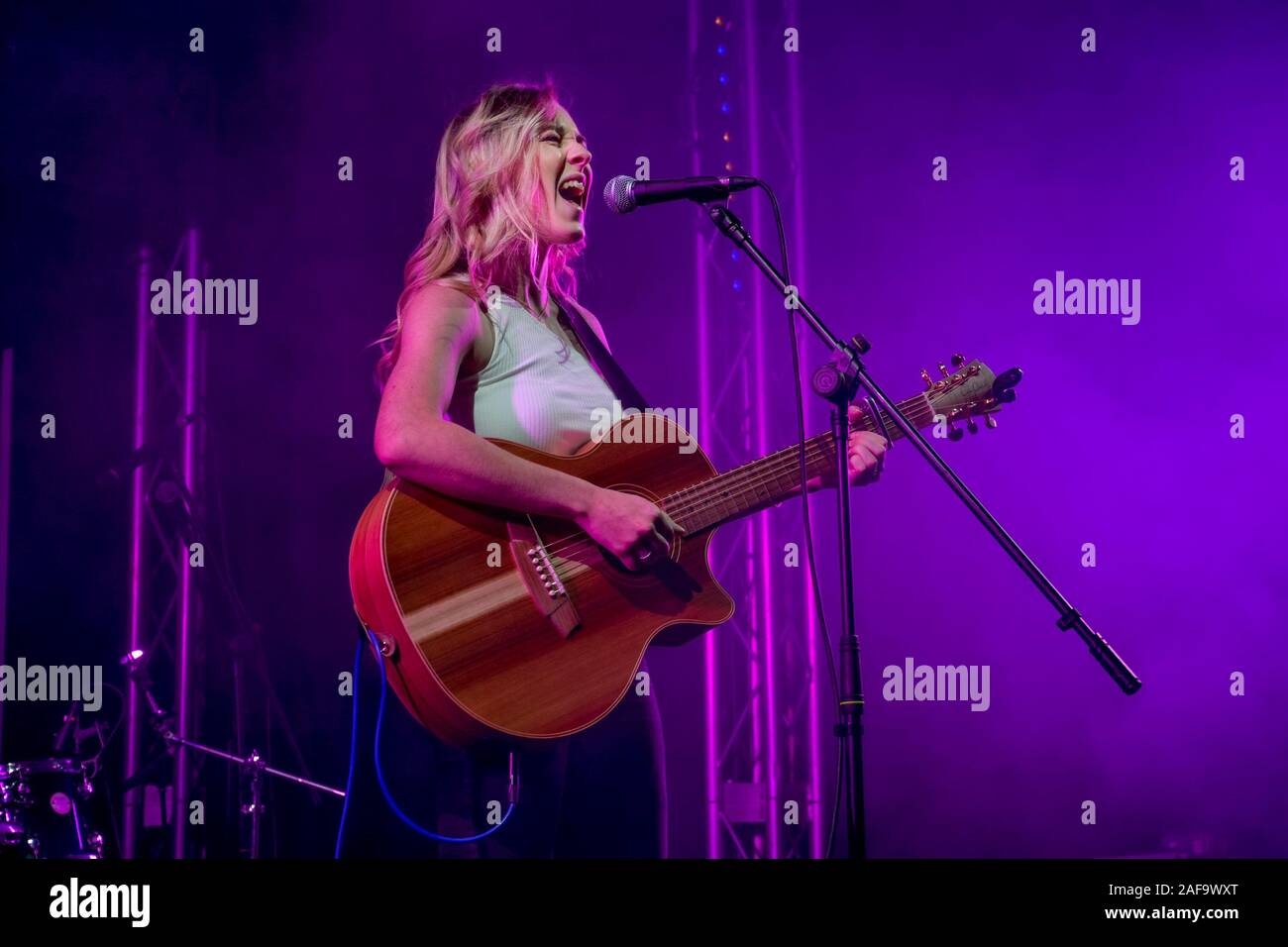 Singer Songwriter Harriet Rose, Leistung, Skegness, England. Stockfoto