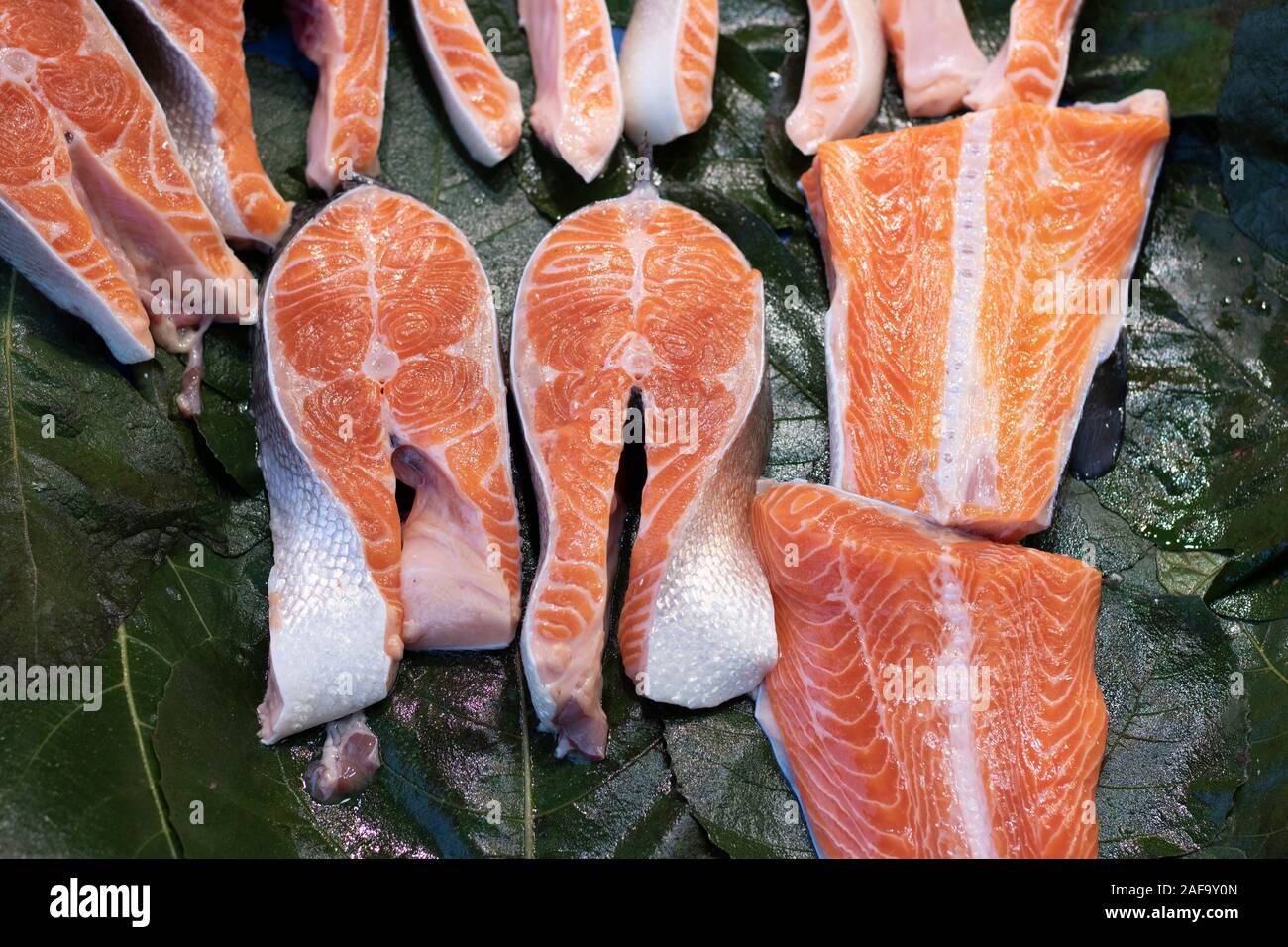 Stücke und Filet vom Lachs, Teile auf Eis im Supermarkt. Verkauf von Meeresfrüchten, Fisch. Stockfoto