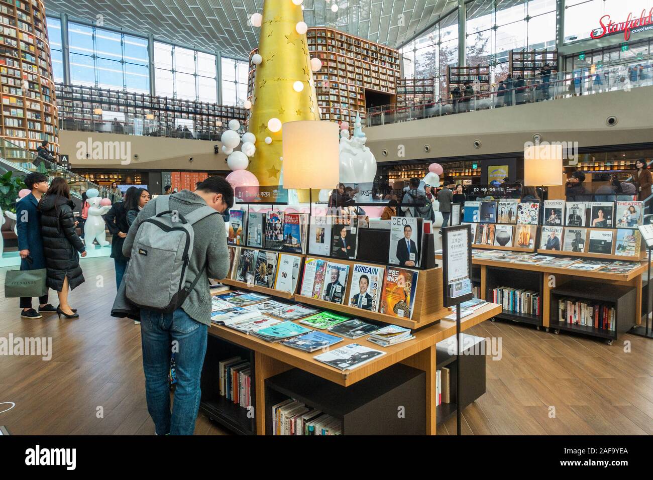 Seoul, Südkorea - 22. November 2019: Starfield Bibliothek ist eine öffentliche Raum, wo jedermann frei kommen kann, sich hinzusetzen und Bücher lesen. Stockfoto