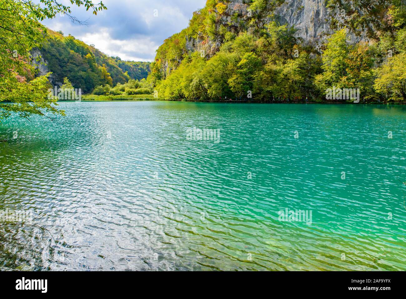 Nationalpark Plitvicer Seen (Plitvička Jezera) mit türkisfarbenen See, Kroatien Stockfoto