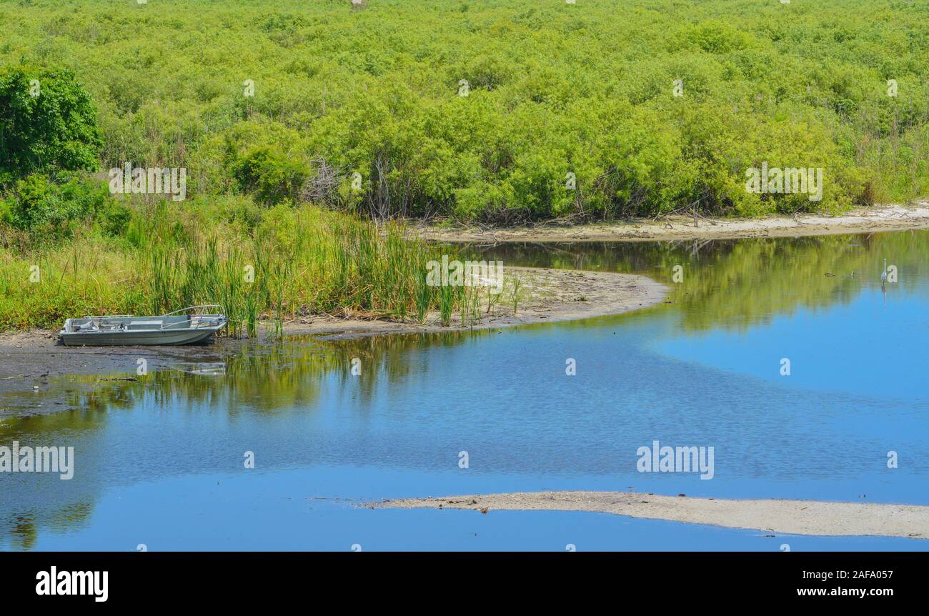 Verlassene Boot im Sumpf des Lake Okeechobee Okeechobee County, Florida, USA Stockfoto