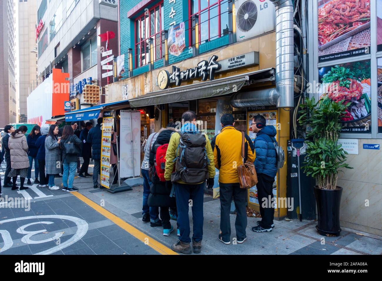 Seoul, Südkorea - 26. November 2019: Menschen, die in einer Linie Essen in den Straßen zu bestellen. Stockfoto