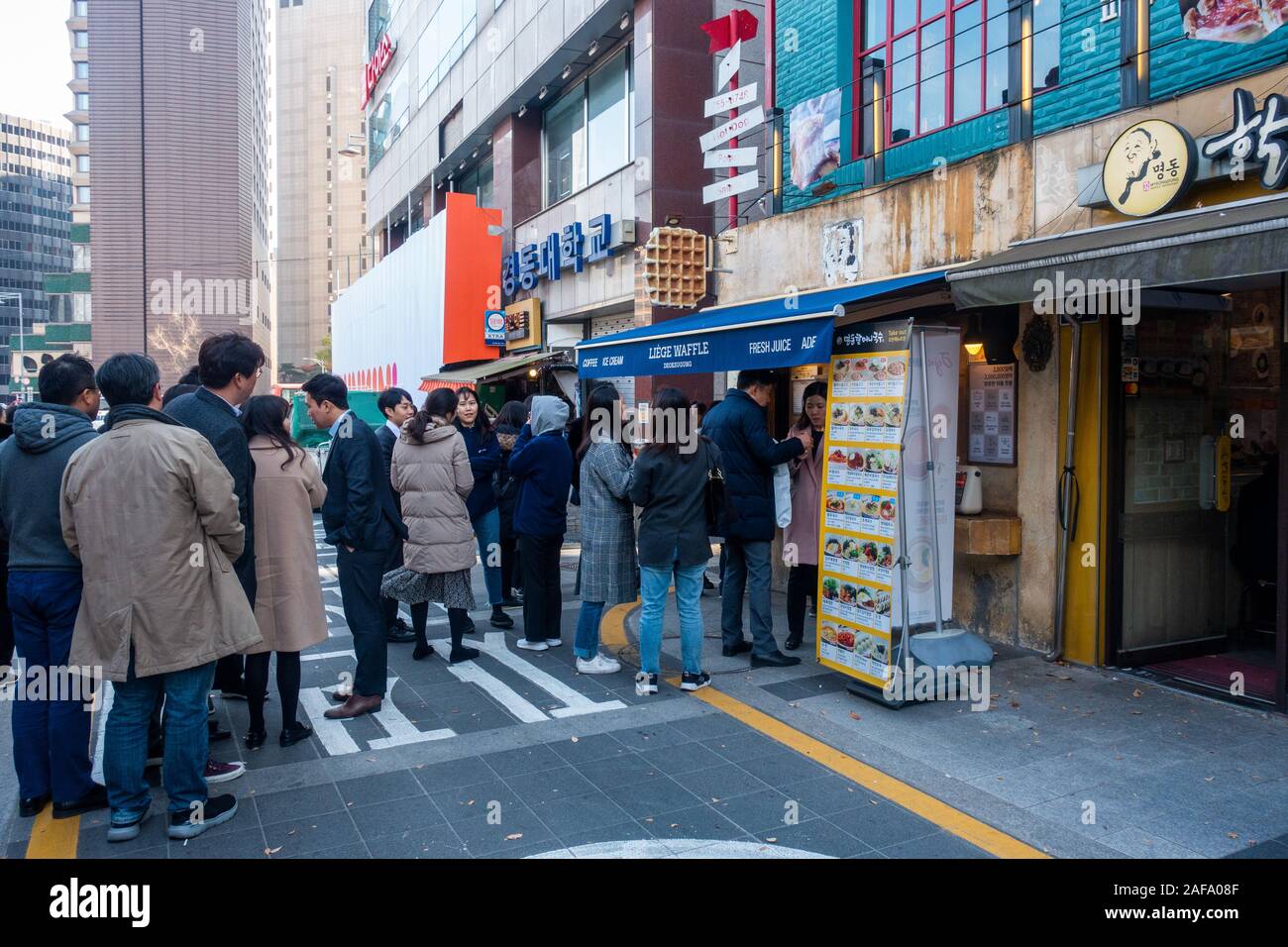 Seoul, Südkorea - 26. November 2019: Menschen, die in einer Linie Essen in den Straßen zu bestellen. Stockfoto